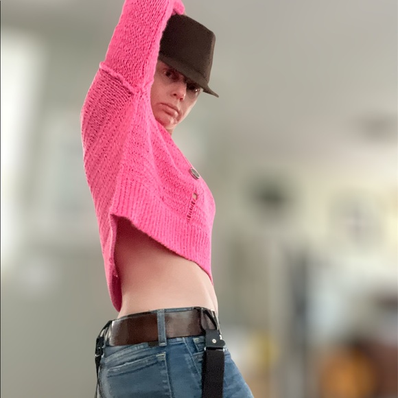 Holister- Gently loved, Distressed style, sexy cropped pink sweater - Picture 6 of 7